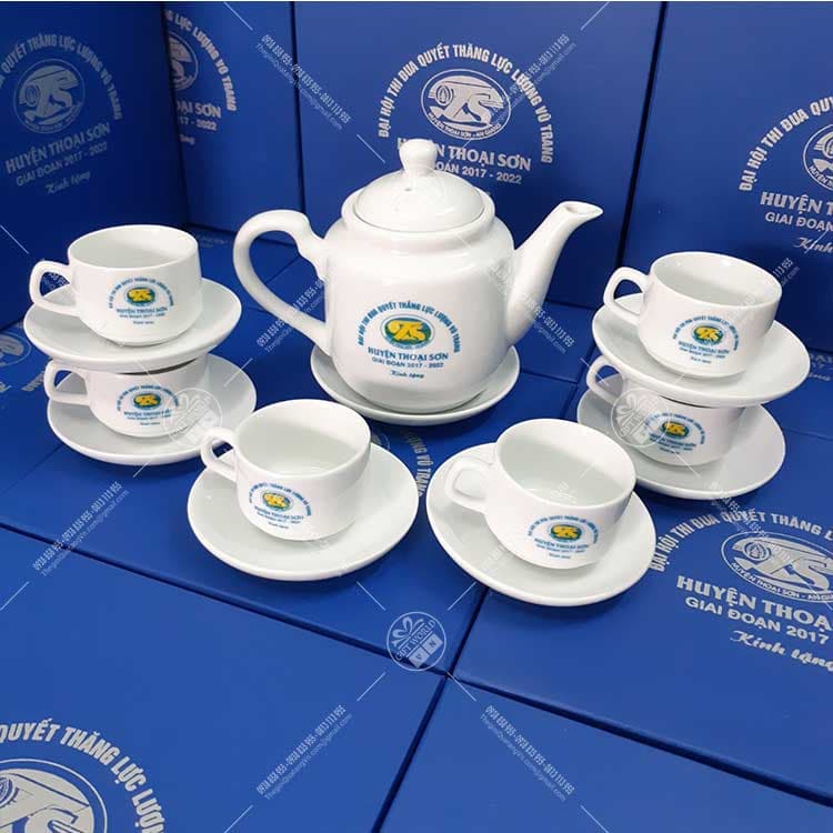 Bộ ấm trà trắng vuông eo 500ml in logo LLVT huyện Thoại Sơn, Xã Phú Thãnh, Xã Phú Long
